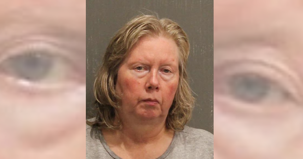 Woman charged after boyfriend says he woke up to her slicing his hands with a steak knife