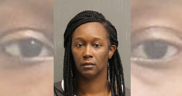 Woman accuses her boyfriend of cheating and stabs him in the shower